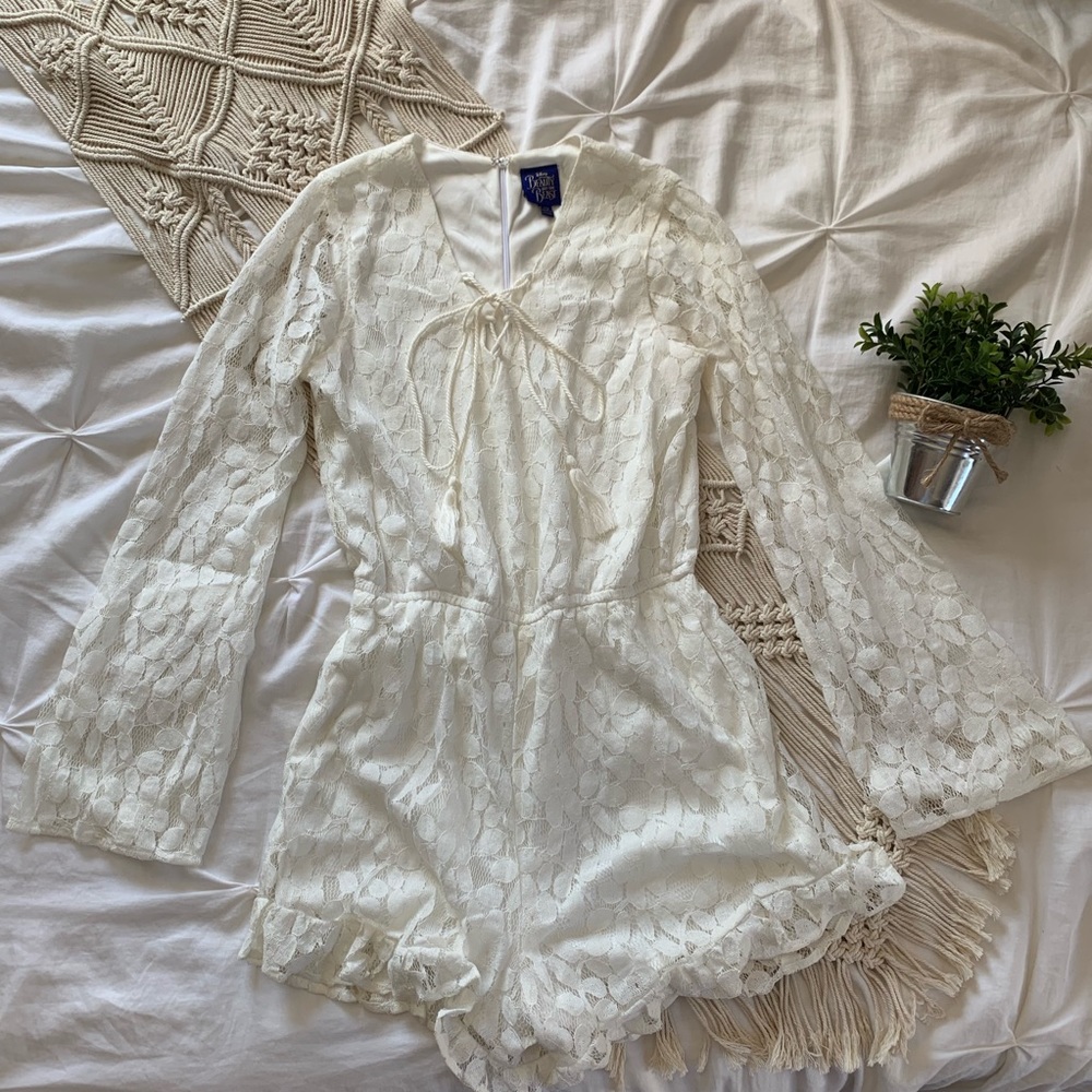 Lace White Long Sleeve Romper 🐚